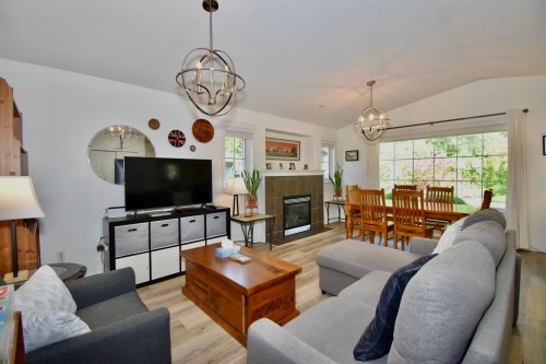 6315 Tower Road, Sechelt, BC - Indoor Photo Showing Living Room With Fireplace