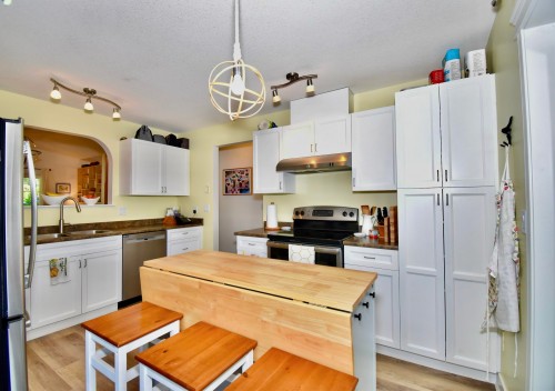 6315 Tower Road, Sechelt, BC - Indoor Photo Showing Kitchen With Double Sink