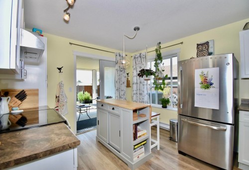 6315 Tower Road, Sechelt, BC - Indoor Photo Showing Kitchen