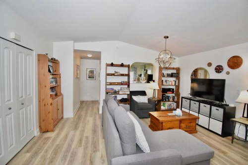 6315 Tower Road, Sechelt, BC - Indoor Photo Showing Living Room