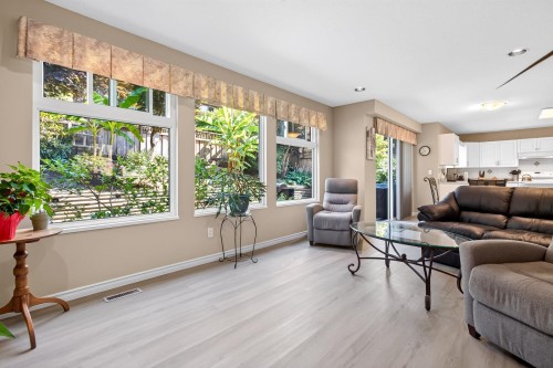 1252 Dewar Way, Port Coquitlam, BC - Indoor Photo Showing Living Room