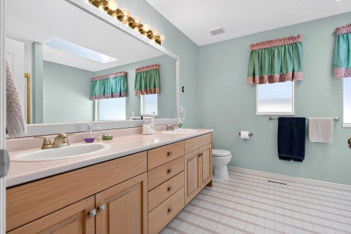 1252 Dewar Way, Port Coquitlam, BC - Indoor Photo Showing Bathroom