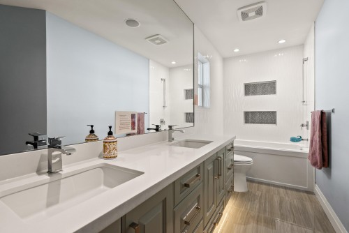 1408 Strawline Hill Street, Coquitlam, BC - Indoor Photo Showing Bathroom
