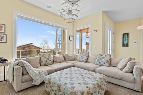 1408 Strawline Hill Street, Coquitlam, BC - Indoor Photo Showing Living Room