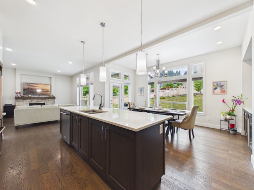 3501 Bishop Place, Coquitlam, BC - Indoor Photo Showing Kitchen With Double Sink With Upgraded Kitchen