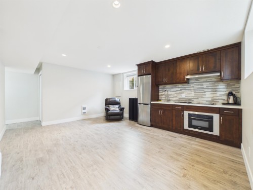 3501 Bishop Place, Coquitlam, BC - Indoor Photo Showing Kitchen