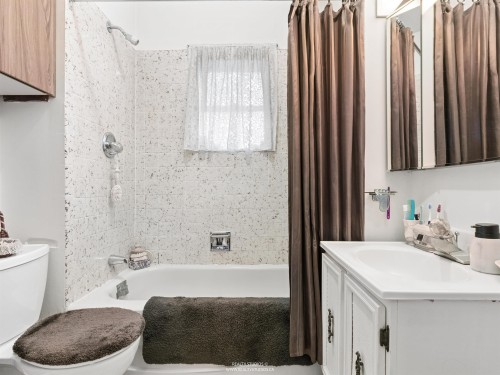 461 18Th Avenue W, Vancouver, BC - Indoor Photo Showing Bathroom