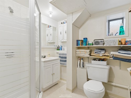461 18Th Avenue W, Vancouver, BC - Indoor Photo Showing Bathroom