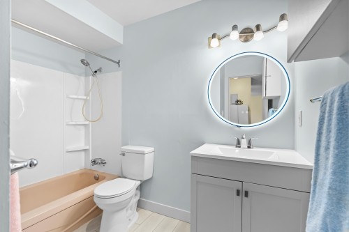 316-780 Premier Street, North Vancouver, BC - Indoor Photo Showing Bathroom