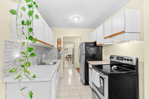 316-780 Premier Street, North Vancouver, BC - Indoor Photo Showing Kitchen
