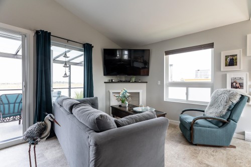 14-3871 River Road Road W, Delta, BC - Indoor Photo Showing Living Room With Fireplace