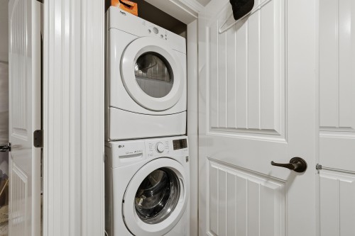 1225 Burkemont Place, Coquitlam, BC - Indoor Photo Showing Laundry Room