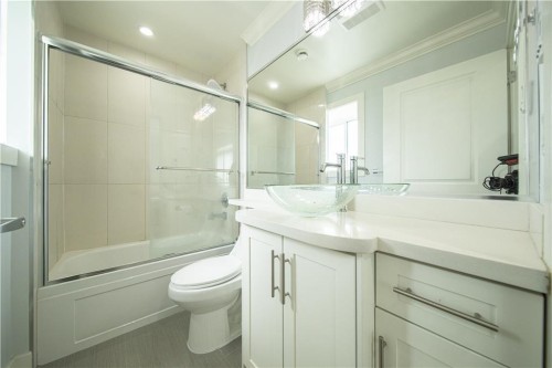 2216 Mannering Avenue, Vancouver, BC - Indoor Photo Showing Bathroom