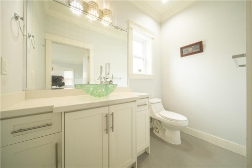2216 Mannering Avenue, Vancouver, BC - Indoor Photo Showing Bathroom