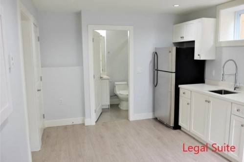 2216 Mannering Avenue, Vancouver, BC - Indoor Photo Showing Kitchen