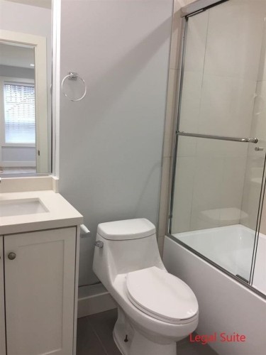 2216 Mannering Avenue, Vancouver, BC - Indoor Photo Showing Bathroom