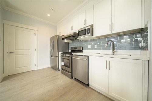 2216 Mannering Avenue, Vancouver, BC - Indoor Photo Showing Kitchen