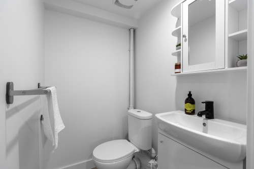 2617 Turner Street, Vancouver, BC - Indoor Photo Showing Bathroom