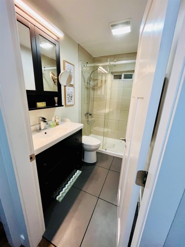 1314 Thomas Avenue, Coquitlam, BC - Indoor Photo Showing Bathroom