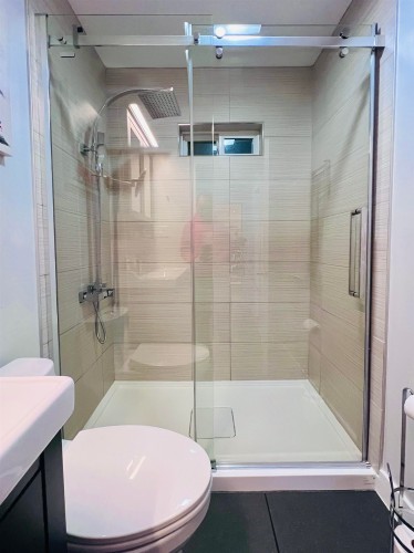 1314 Thomas Avenue, Coquitlam, BC - Indoor Photo Showing Bathroom