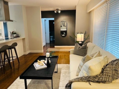 1314 Thomas Avenue, Coquitlam, BC - Indoor Photo Showing Living Room
