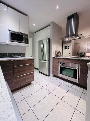 1314 Thomas Avenue, Coquitlam, BC - Indoor Photo Showing Kitchen
