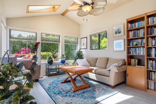 7065 Dale Road, Sechelt, BC - Indoor Photo Showing Living Room