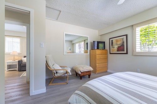 7065 Dale Road, Sechelt, BC - Indoor Photo Showing Bedroom