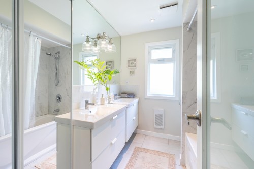 7065 Dale Road, Sechelt, BC - Indoor Photo Showing Bathroom
