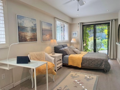 7065 Dale Road, Sechelt, BC - Indoor Photo Showing Bedroom