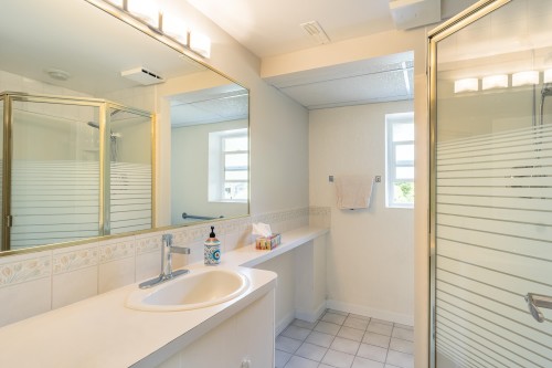 7065 Dale Road, Sechelt, BC - Indoor Photo Showing Bathroom