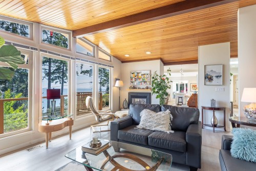 7065 Dale Road, Sechelt, BC - Indoor Photo Showing Living Room With Fireplace