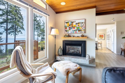 7065 Dale Road, Sechelt, BC - Indoor Photo Showing Living Room With Fireplace