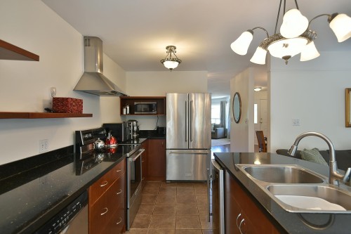 5875 Turnstone Crescent, Sechelt, BC - Indoor Photo Showing Kitchen With Double Sink