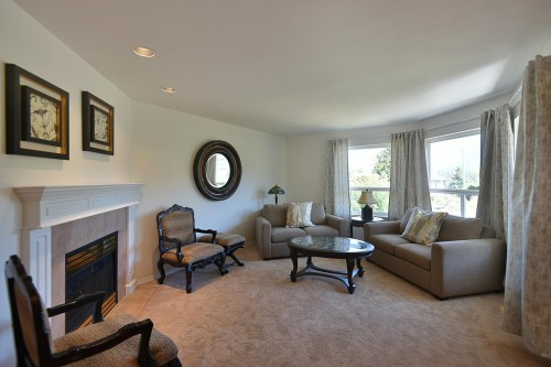5875 Turnstone Crescent, Sechelt, BC - Indoor Photo Showing Living Room With Fireplace