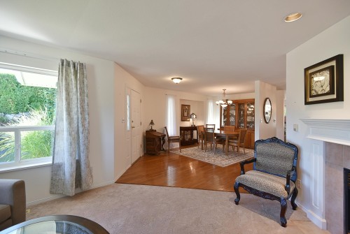 5875 Turnstone Crescent, Sechelt, BC - Indoor Photo Showing Living Room With Fireplace