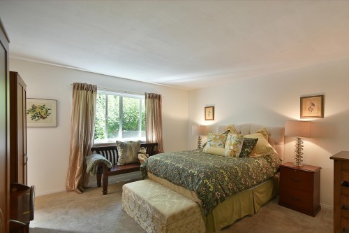 5875 Turnstone Crescent, Sechelt, BC - Indoor Photo Showing Bedroom