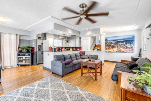 2715 Coast Meridian Road, Port Coquitlam, BC - Indoor Photo Showing Living Room