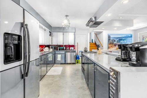 2715 Coast Meridian Road, Port Coquitlam, BC - Indoor Photo Showing Kitchen With Upgraded Kitchen