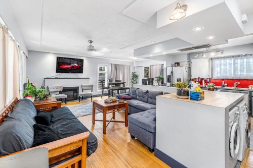 2715 Coast Meridian Road, Port Coquitlam, BC - Indoor Photo Showing Living Room With Fireplace