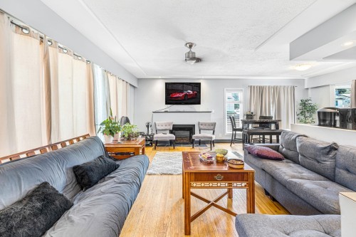 2715 Coast Meridian Road, Port Coquitlam, BC - Indoor Photo Showing Living Room