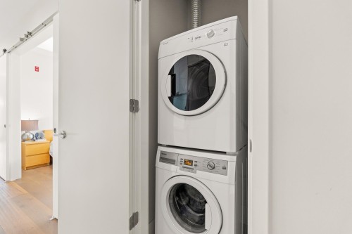 202-1591 Bowser Avenue, North Vancouver, BC - Indoor Photo Showing Laundry Room
