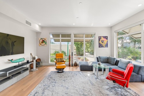 202-1591 Bowser Avenue, North Vancouver, BC - Indoor Photo Showing Living Room
