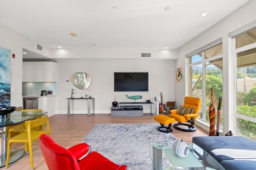 202-1591 Bowser Avenue, North Vancouver, BC - Indoor Photo Showing Living Room