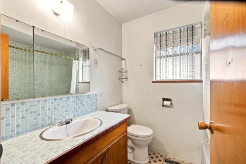 1955 Turner Street, Vancouver, BC - Indoor Photo Showing Bathroom