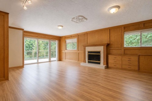 606 St Andrews Road, West Vancouver, BC - Indoor Photo Showing Living Room With Fireplace
