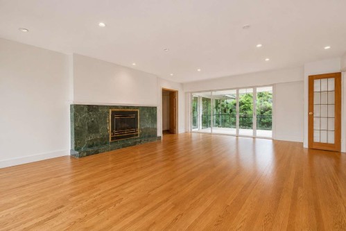 606 St Andrews Road, West Vancouver, BC - Indoor Photo Showing Living Room With Fireplace