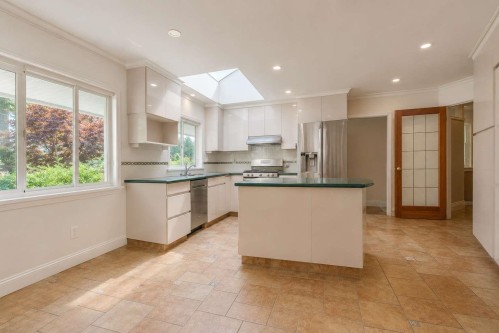 606 St Andrews Road, West Vancouver, BC - Indoor Photo Showing Kitchen