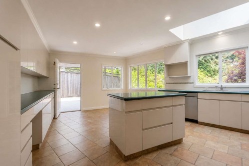 606 St Andrews Road, West Vancouver, BC - Indoor Photo Showing Kitchen