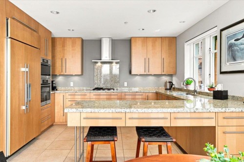 1952 Bellevue Avenue, West Vancouver, BC - Indoor Photo Showing Kitchen With Upgraded Kitchen